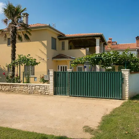 بيت للعطل Cera Fuer 12 Personen By Interhome فودنيان