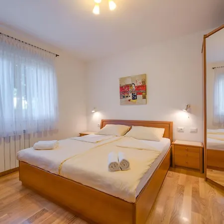 Cera Fuer 12 Personen By Interhome