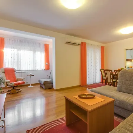 Cera Fuer 12 Personen By Interhome