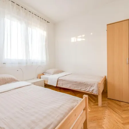 Cera Fuer 12 Personen By Interhome * فودنيان