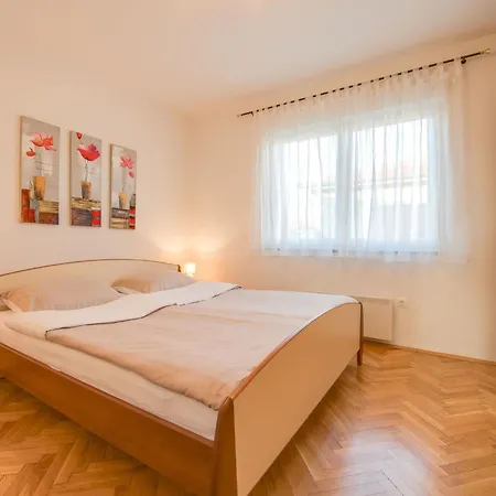 Cera Fuer 12 Personen By Interhome *