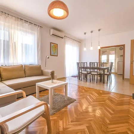 Cera Fuer 12 Personen By Interhome * فودنيان